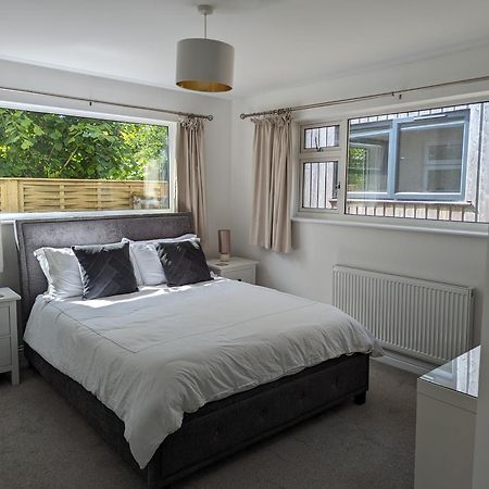 Peaceful Glastonbury Bungalow - Ideally Located Extérieur photo