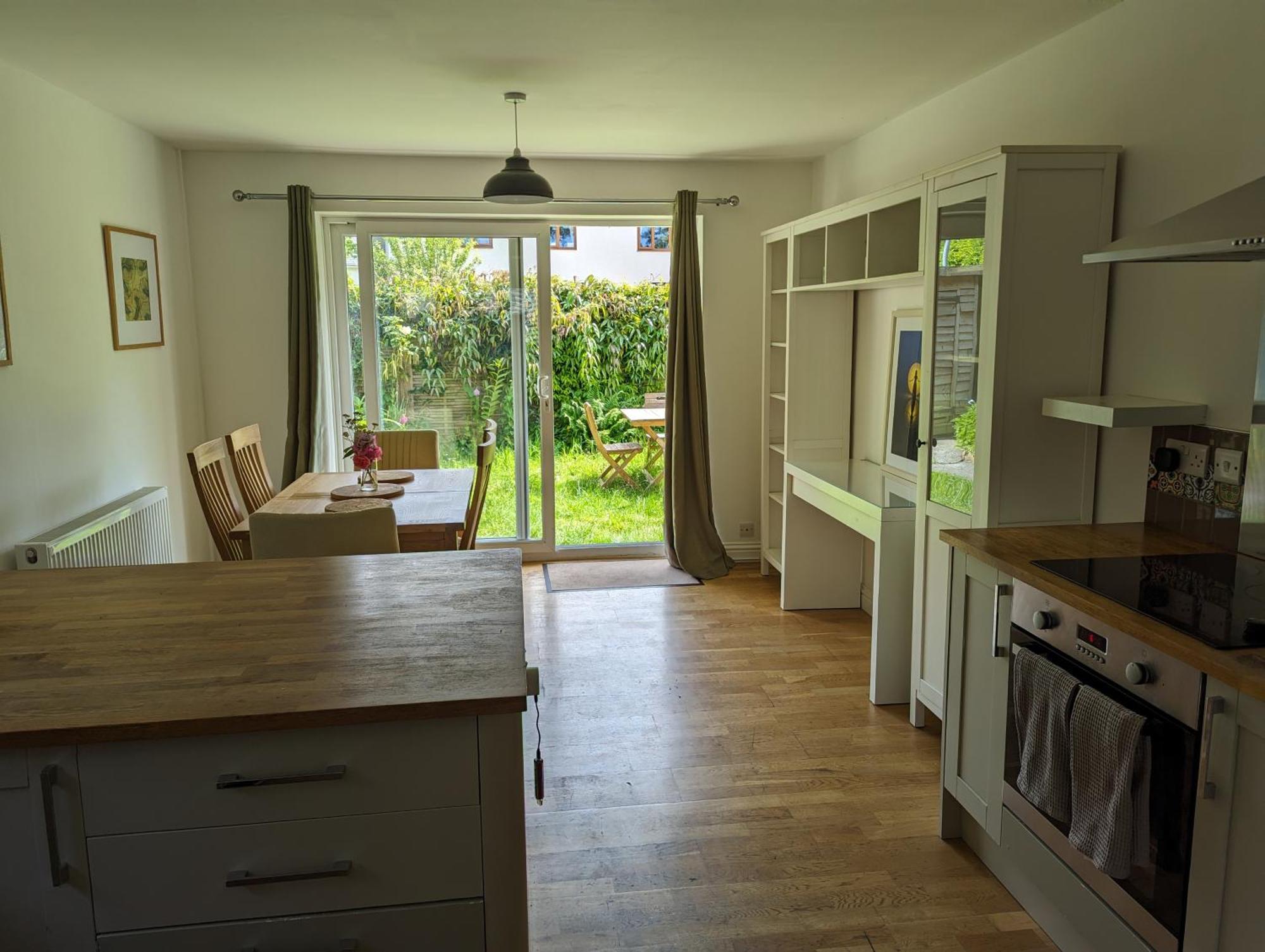 Peaceful Glastonbury Bungalow - Ideally Located Extérieur photo