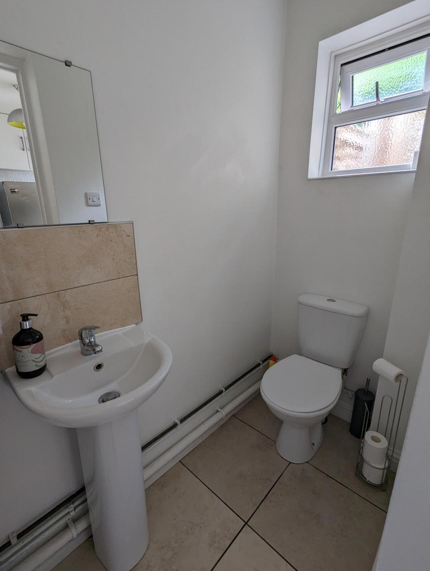 Peaceful Glastonbury Bungalow - Ideally Located Extérieur photo