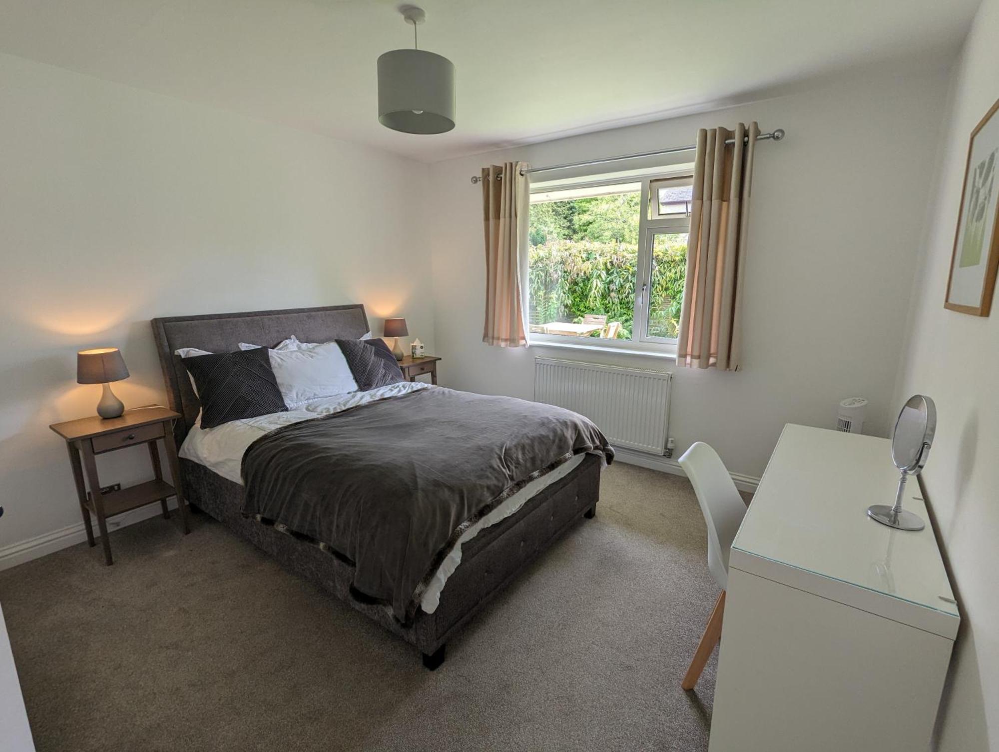 Peaceful Glastonbury Bungalow - Ideally Located Extérieur photo