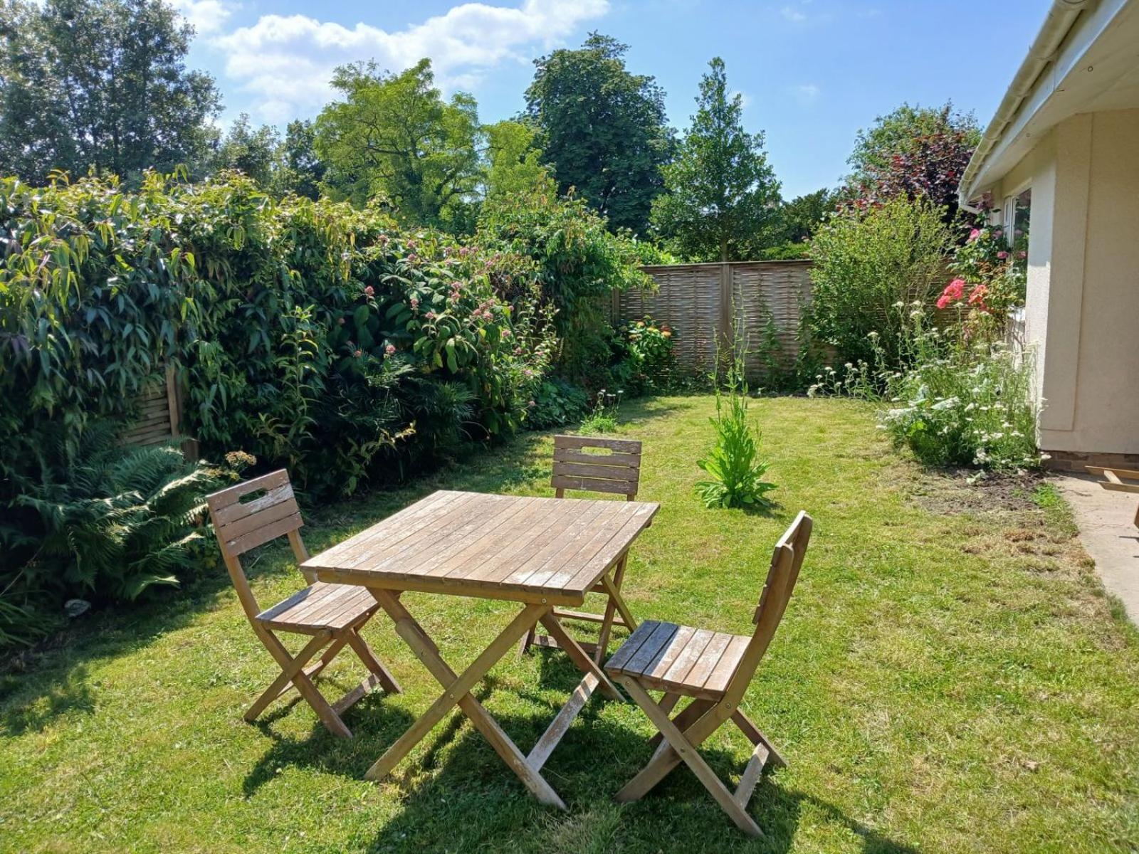 Peaceful Glastonbury Bungalow - Ideally Located Extérieur photo