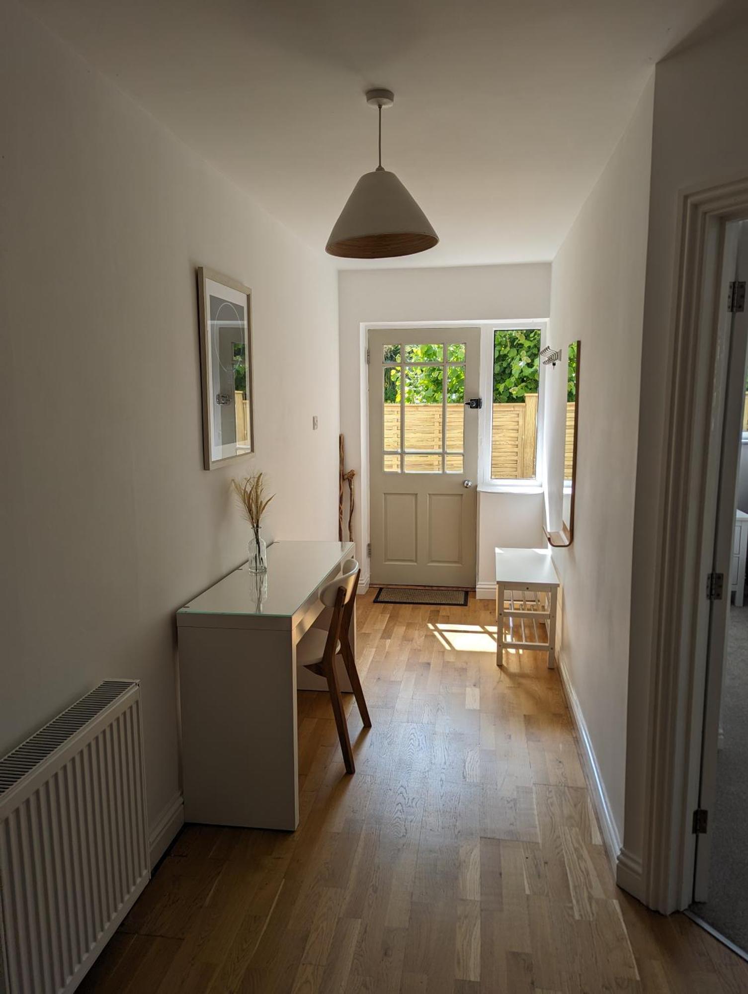 Peaceful Glastonbury Bungalow - Ideally Located Extérieur photo